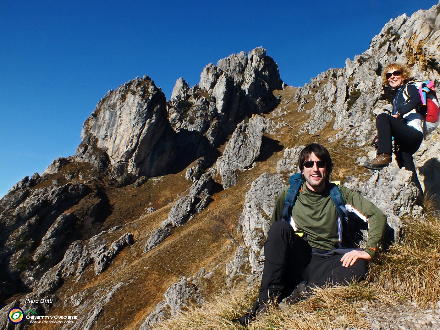 26 Su per il ripido vallone tra roccioni, guglie, pinnacoli di dolomia.JPG